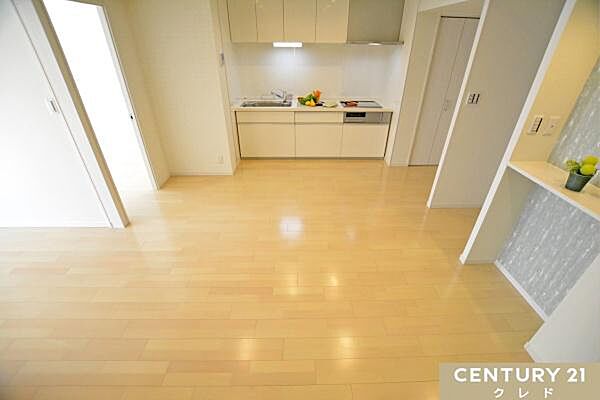 【LDK10帖】リビング内にはカウンターがあります。お気に入りの小物や写真立て、季節のインテリア雑貨を飾って、癒しの空間を創れます。※2019年リフォーム時の写真です。