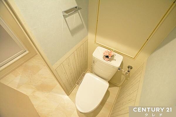肌への負担に配慮し、快適な生活をサポートする温水洗浄機能付きトイレです。アクセントクロスを施した清潔感あふれる空間です。※2019年リフォーム時の写真です。