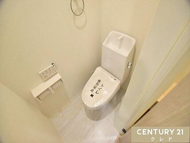 快適性と衛生面を兼ね備えたウォシュレット機能付きトイレ！お手入れもしやすく、清潔な状態を保ちやすいのも魅力です。