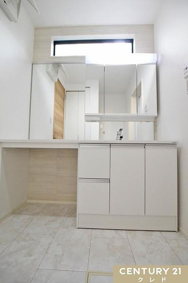 カウンター付きの洗面化粧台は家族みんながゆったりと使える広さを確保。忙しい朝も、子どもたちが並んで歯磨きや身支度をしたり、お母さんがお化粧をしたりと、それぞれのペースで快適に過ごせます。