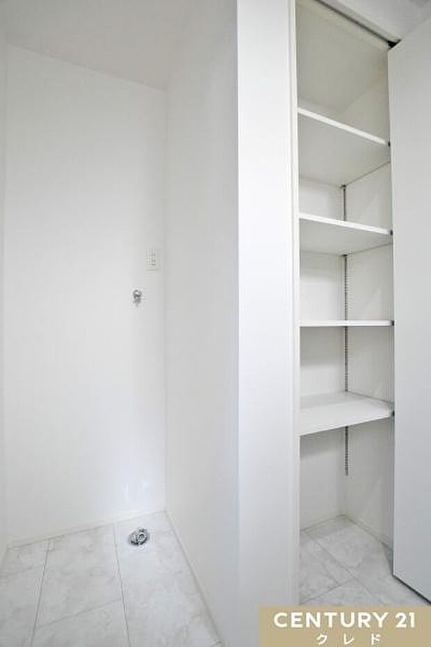 洗面室にはタオルや洗剤をすっきり収納できる可動棚付きの収納。日用品の整理整頓やストック管理も簡単にできますね。