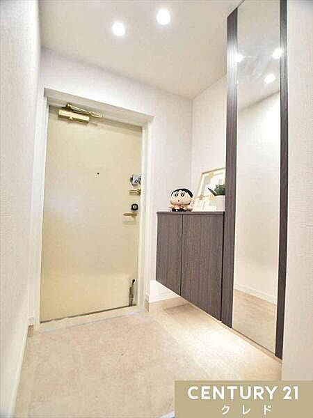 【エントランス】家の顔とも言われる家族や友人を迎える玄関はシンプルながら洗練された造り。大容量シューズクローゼットには姿鏡も備え付け。身だしなみを整え外出できます