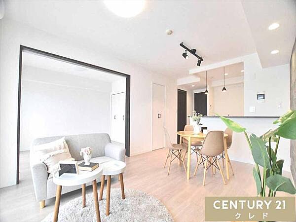 【13.4帖LDK】クロス、フローリング張替、建具なども新規交換しピカピカに生まれ変わってます！コミュニケーションの取りやすい対面キッチン！是非一度現地をご確認ください