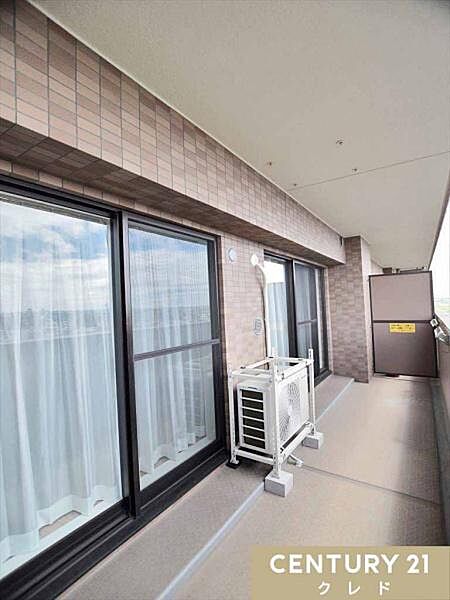 【南側に設置されたバルコニー】心地よい陽射しや暖かな風を楽しむことが出来るバルコニーは、晴れた日にはたっぷりの洗濯物が干せます。