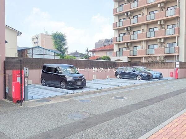 お住まいのマンションは機械式立体駐車場となっています！盗難やいたずらを防ぎやすく、お車を傷や汚れなどからも守ることができます。