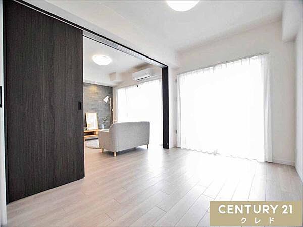 【6帖洋室】バルコニーに面し、暖かな陽射しを感じられるお部屋大きな窓からは風邪予防の換気も十分に行え、気分転換に外に出て深呼吸！リフレッシュできたら次の作業も捗ります。