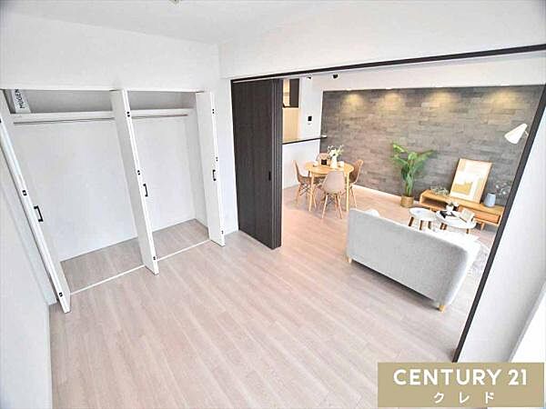 【6帖洋室】Wクローゼット付きの収納豊富なお部屋です！リビングで楽しく過ごした後は、ゆっくりとくつろぎの時間を満喫できます！本日ご案内大歓迎です！お車で送迎もいたします！
