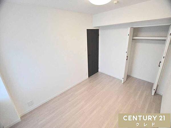 【6.2帖洋室】シンプルなお部屋は置くインテリアによって表情を変えてくれます。緑鮮やかな観葉植物、北欧系の温かみのあるラグ、自分好みのお部屋に彩るのが楽しみになりますね。