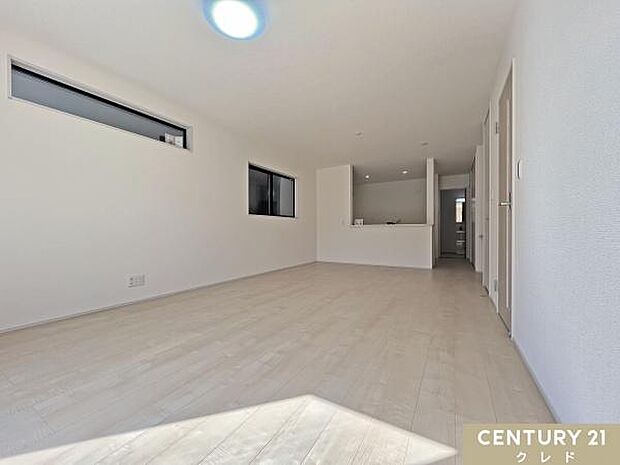 【LDK20.3帖】対面式キッチンから眺められる憩いの20.3帖。大きな窓から差し込む自然光が心地よく、明るい雰囲気の中でリラックスできる空間を提供します。