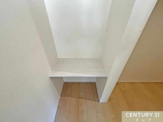 【洋室6.7帖 カウンター】書斎や在宅スペース、アートやクラフトなど、自分の趣味を楽しむための空間としてもオススメです。明るい環境で集中できる、理想的な作業スペースを実現できます。