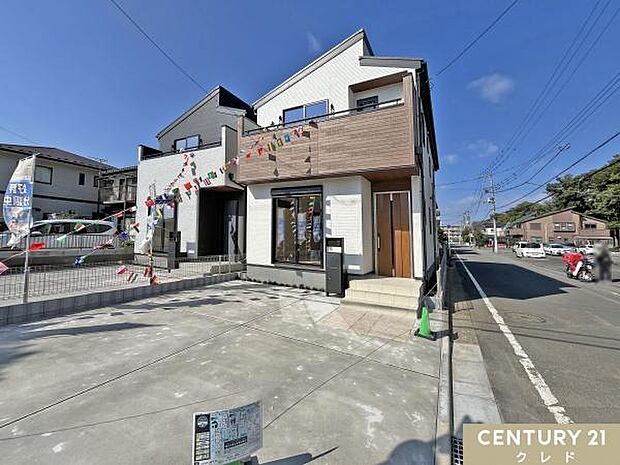 東武東上線「若葉」駅から徒歩15分。駅周辺には商業施設も充実し、子育て世代にもオススメのロケーション。落ち着きのある住宅街に並ぶ全2棟の新邸が完成しました。