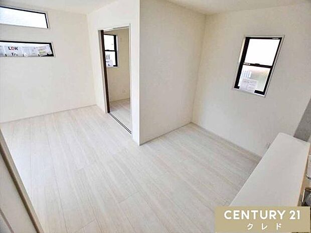 【LDK17帖】南向きの憩いの場は、差し込む光が空間を優しく包み込み、家族が自然と集まる心地よい空間。どのようなインテリアにも調和するシンプルな内装です。