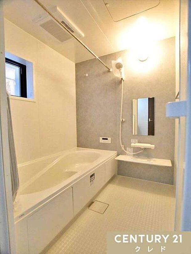 疲れを癒す心地良い一坪タイプのバスルーム。節水効果のあるベンチ付きです。浴室暖房乾燥機&ランドリーパイプ付きで悪天候の日や花粉の季節でも安心して干せます。