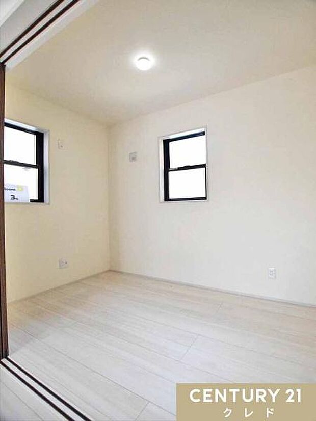 【洋室3帖】リビングの続き間は客間やキッズスペース、テレワークや趣味の作業に集中できる個室としても多目的に活用できます。