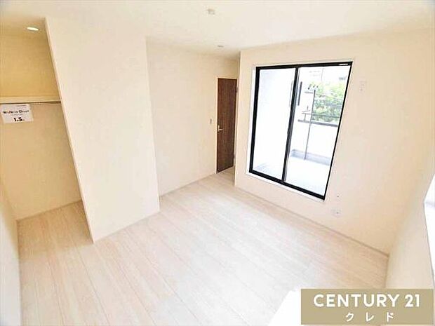 【洋室8帖 WIC】大きなベッドを置いてもゆとりある主寝室8帖!バルコニーに面した大きな窓からは心地よい陽光がたっぷりと差し込み、お部屋全体を明るくしてくれます。