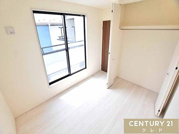 【洋室5.33帖】全室2面採光で陽当たり・風通し良好!気持ちよくお昼寝ができる安らぎ空間です。収納力のあるクローゼットを備え、暮らしにゆとりをもたらします。