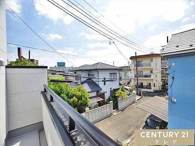 バルコニーからの眺望です。晴れた日には青い空が広がり、心地よい風を感じながらゆったりとした時間が流れます。