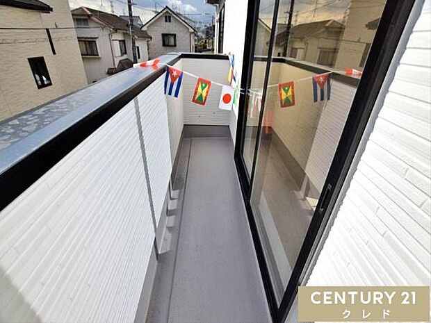 南東面にバルコニーがあります！日光を取り入れやすい設計で家事時短にもつながります。洗濯物も乾かしやすく、お部屋全体が明るい印象に！