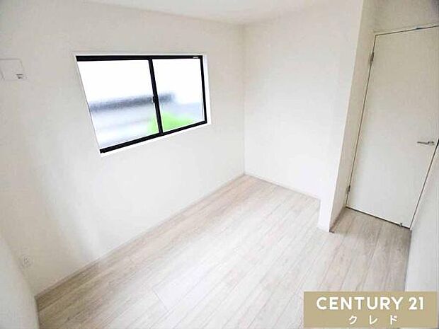 【洋室6帖 北西側】各居室に収納があるので家具が少なく済み、住空間をより広く確保。爽やかな風が通り抜け、健やかな環境を保つことができます。