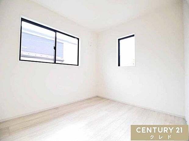 【洋室6帖 南側】全居室2面採光!朝夕の光も取り込みやすく、一日を通じて自然光が入りやすい設計。快適なプライベート時間が過ごせそうです。