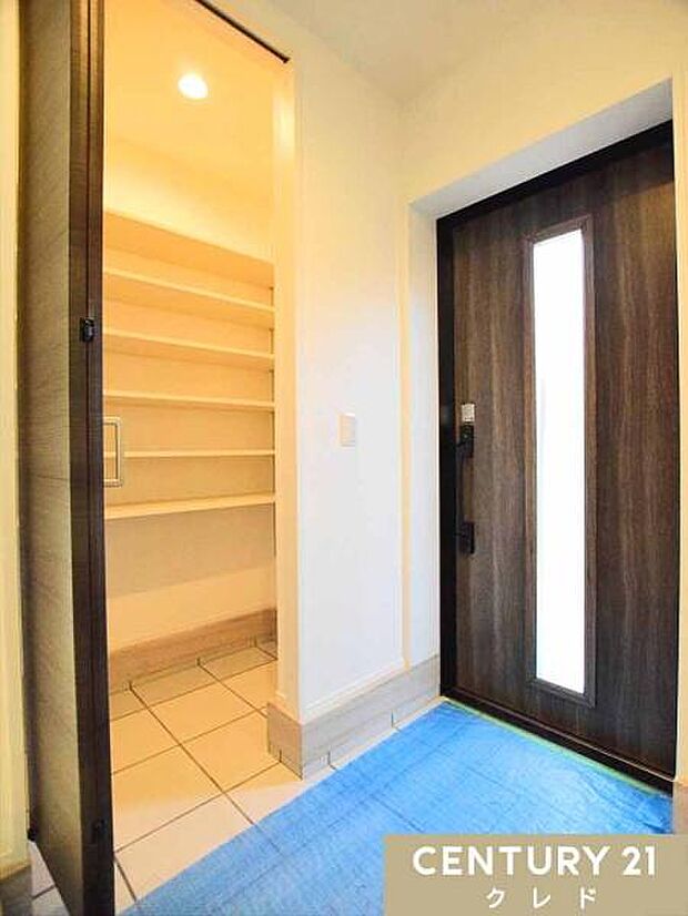 玄関横には便利な土間収納を設置。靴はもちろん、ベビーカーやアウトドア用品などもそのまま収納できます。片付けやすい玄関スペースです。