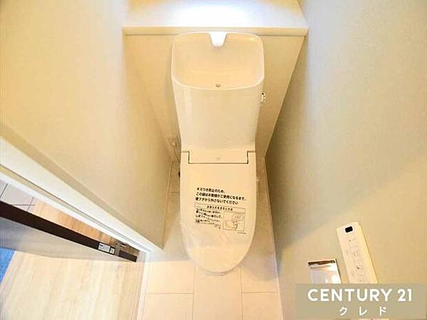 使い勝手の良い温水洗浄便座に、手洗い一体型タンクを備えたトイレ。窓付きで明るく、換気もしやすい空間で、日常的に清潔を保てます。