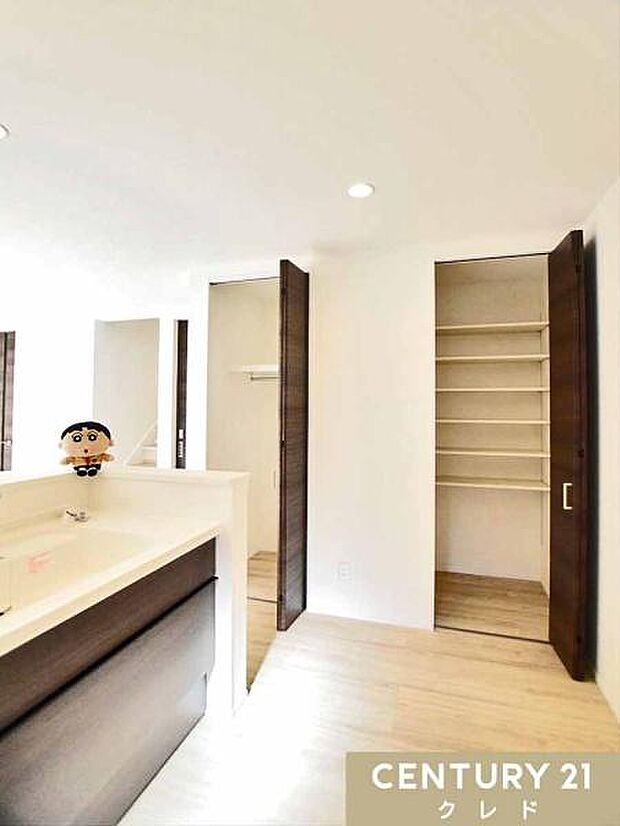 キッチン横にはパントリーがあります。食品の備蓄スペースとしても使えて便利!在庫も一目で分かりやすく、ストレスなく取り出せます。