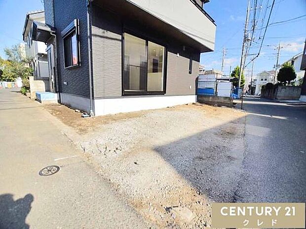 駐車スペースは1台分!通勤やお子様の送り迎え、買い物などお持ちの方も安心です。※オプション工事にて、EV車専用コンセント設置対応可!