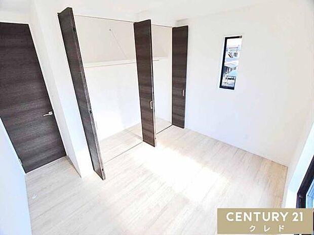 【洋室6.5帖】シンプルな洋室はお子様が成長しても長くお使いいただけるので子供部屋にもピッタリです!収納豊富で住空間にゆとりをもたらします。