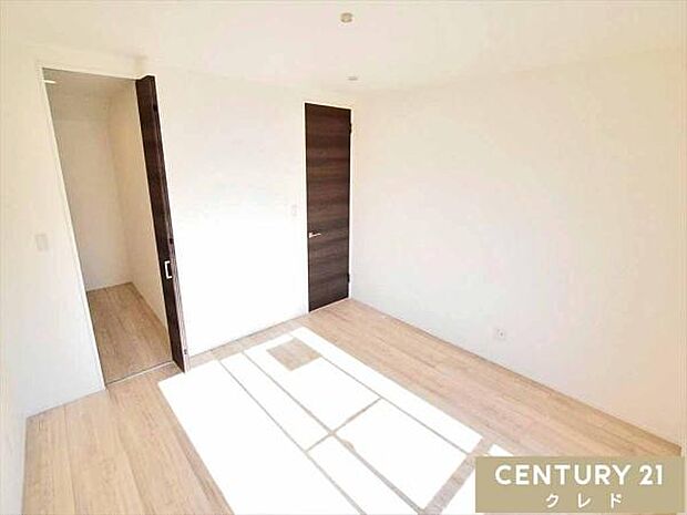 【洋室8帖】ダブルベッドや収納家具を置いても広々使えるお部屋はご夫婦の主寝室にピッタリ!バルコニーに面しており、開放感のある心地よい空間。