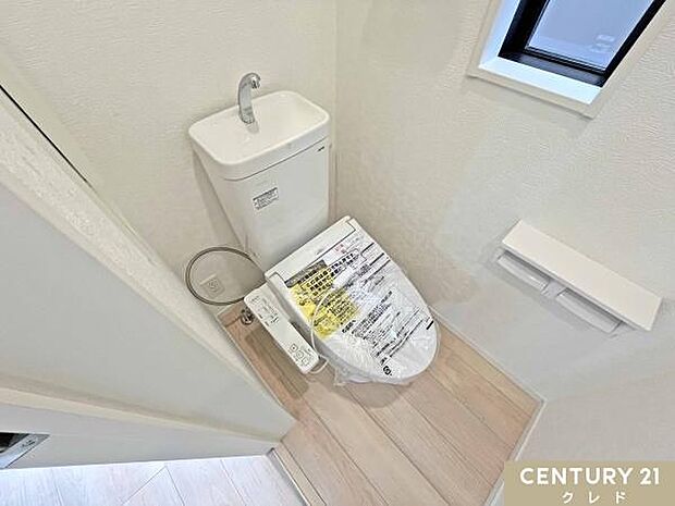 快適性と衛生面を兼ね備えたウォシュレット機能付きトイレ。小窓があることでこもりがちなニオイや湿気もこまめに換気でき、いつでも快適に保てます。