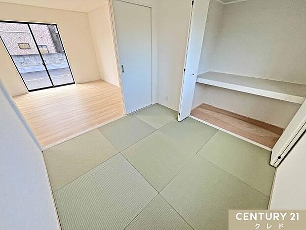 【和室4.5帖】い草の香りに心和らぐ、落ち着きのある和室。来客時に座布団を出せば応接間として、布団を敷けばお客様用の寝室としても使うことができます。