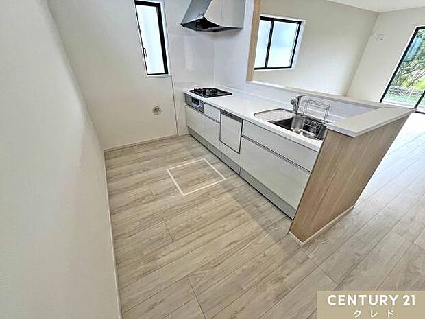 キッチンは大人2人が並んでもゆとりのある広さで、毎日の家事の時間も快適に。お子さまの「やってみたい!」にも、笑顔で応えたくなる空間です。