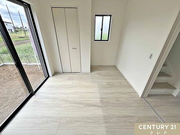 【洋室5.4帖】引き戸を開ければ、リビングの続き間としても使える5.4帖。ご家族それぞれの時間を大切にしながら、暮らしに合わせた使い方が広がります。