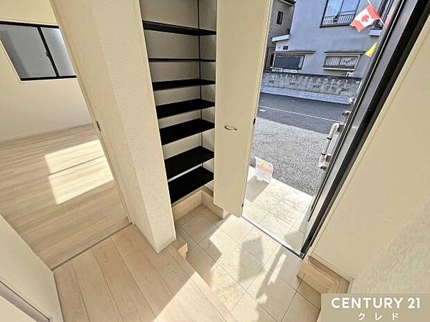 明るく清潔感のある玄関。収納も充実しているので、靴はもちろん季節物のグッズもまとめてしまえて便利です。