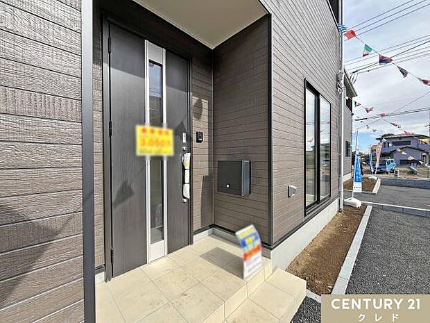 【宅配ボックス一体型ポスト】不在時でも荷物を受け取れる便利な宅配ボックス。共働きのご家庭やネットショッピングをよく利用される方にもうれしい設備です。