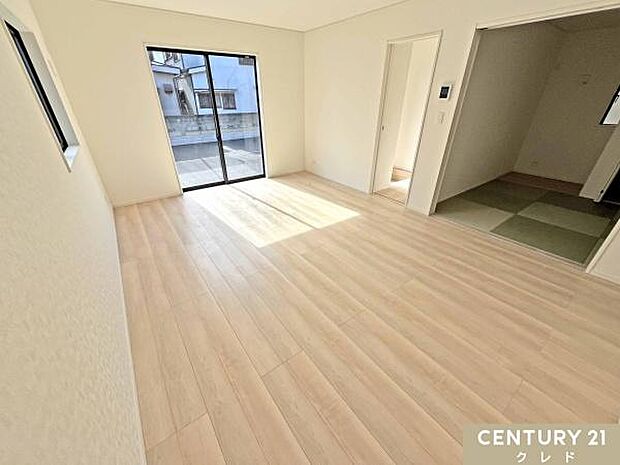 【LDK16帖】家具を置いてもゆとりを感じられる広さ。お好きなインテリアに囲まれた住空間で癒されながら家族との時間を育むことができます。