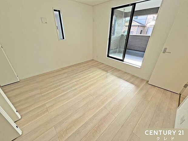 【洋室8帖】南バルコニーに面した洋室は、明るい陽射しと心地よい風が差し込み、開放感あふれる空間。主寝室としても使える余裕ある広さです!