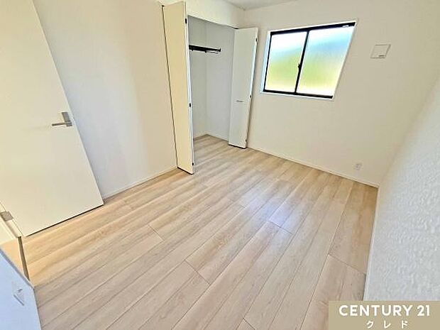 【洋室6帖】お子様の勉強部屋にもちょうどいい広さ。勉強机や本棚などの家具を置いてもフリースペースも確保することができます。