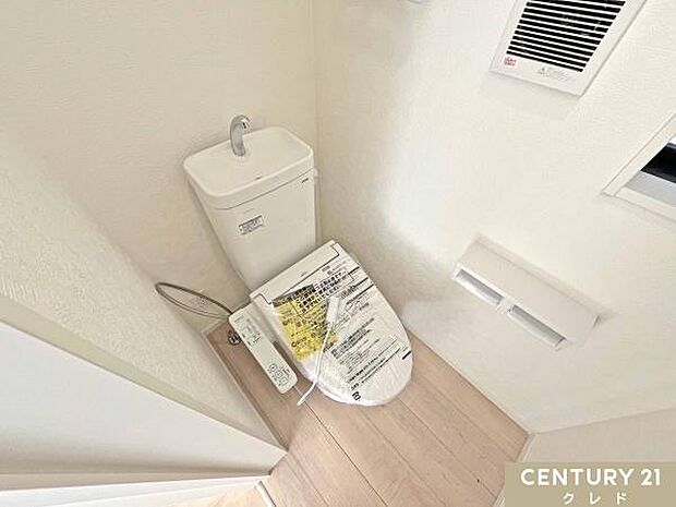 快適性と衛生面を兼ね備えたウォシュレット機能付きトイレ。お手入れもしやすく、清潔な状態を保ちやすいのも魅力です。