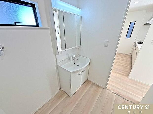 収納力のある3面鏡化粧台。鏡裏には小物を整理でき、さまざまな角度からヘアスタイルを確認できるので、朝の準備がスムーズです。