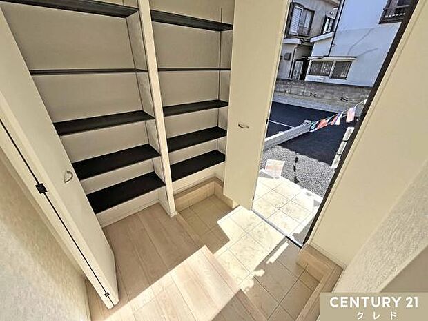 明るく清潔感のある玄関。収納も充実しているので、靴はもちろん季節物のグッズもまとめてしまえて便利です。