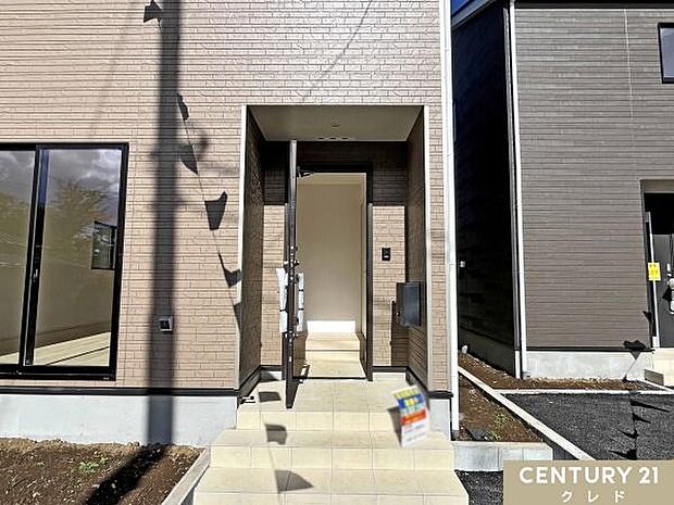 【宅配ボックス一体型ポスト】不在時でも荷物を受け取れる便利な宅配ボックス。共働きのご家庭やネットショッピングをよく利用される方にもうれしい設備です。