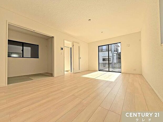 【LDK17帖】南側に開口部を設けたリビングは、明るい光がたっぷりと入る居心地の良い空間。ご家族みんなが自然体で心地良く過ごすことができます。