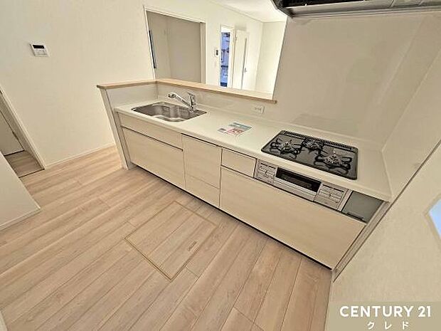 キッチンは大人2人が並んでもゆとりのある広さで、毎日の家事の時間も快適に。お子さまの「やってみたい!」にも、笑顔で応えたくなる空間です。