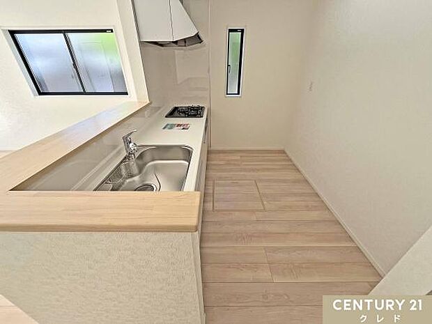 カウンターキッチンはご家族を見守りながら料理ができる、子育て家族にも嬉しい設計。配膳や後片付けもしやすく、家事のしやすさにも配慮されています。