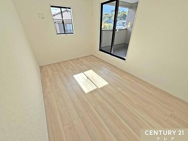 【洋室7.5帖】明るい陽射しと爽やかな風が通り抜ける、開放感あふれるお部屋。WIC付きで、主寝室としても使える余裕ある広さです!