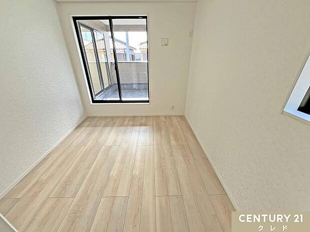 【洋室5.7帖】お子様の勉強部屋にもちょうどいい広さ。勉強机や本棚などの家具を置いてもフリースペースも確保することができます。