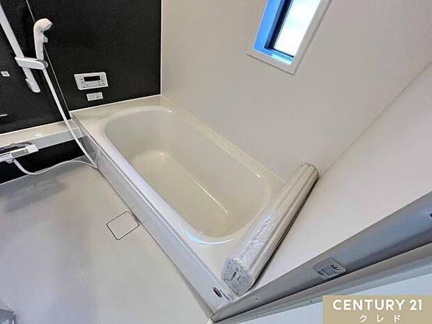 1日の疲れを癒してくれるバスタイムを有意義に…。浴室換気暖房乾燥機とランドリーパイプ付きで、雨の日や花粉の季節も安心して洗濯物を干せます。