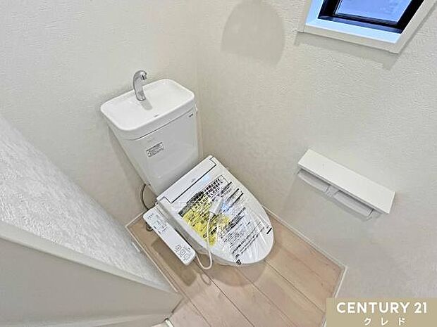 快適性と衛生面を兼ね備えたウォシュレット機能付きトイレ。小窓があることでこもりがちなニオイや湿気もこまめに換気でき、いつでも快適に保てます。